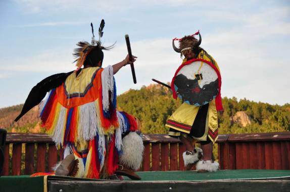 Índios fazem perfomance de dança típica Sioux, em frente ao monumento em construção de Crazy Horse, na região das Black Hills, em South Dakota, nos Estados Unidos